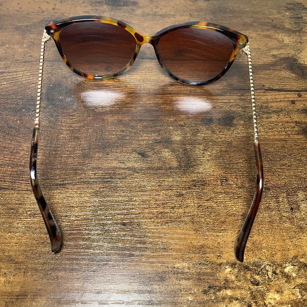 Foster Grant women’s Tortoise Shell Sunglasses with Gold arms - Picture 6 of 8
